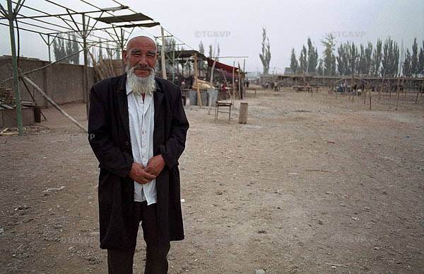 Vieux fermier au marché de Kashgar, Chine